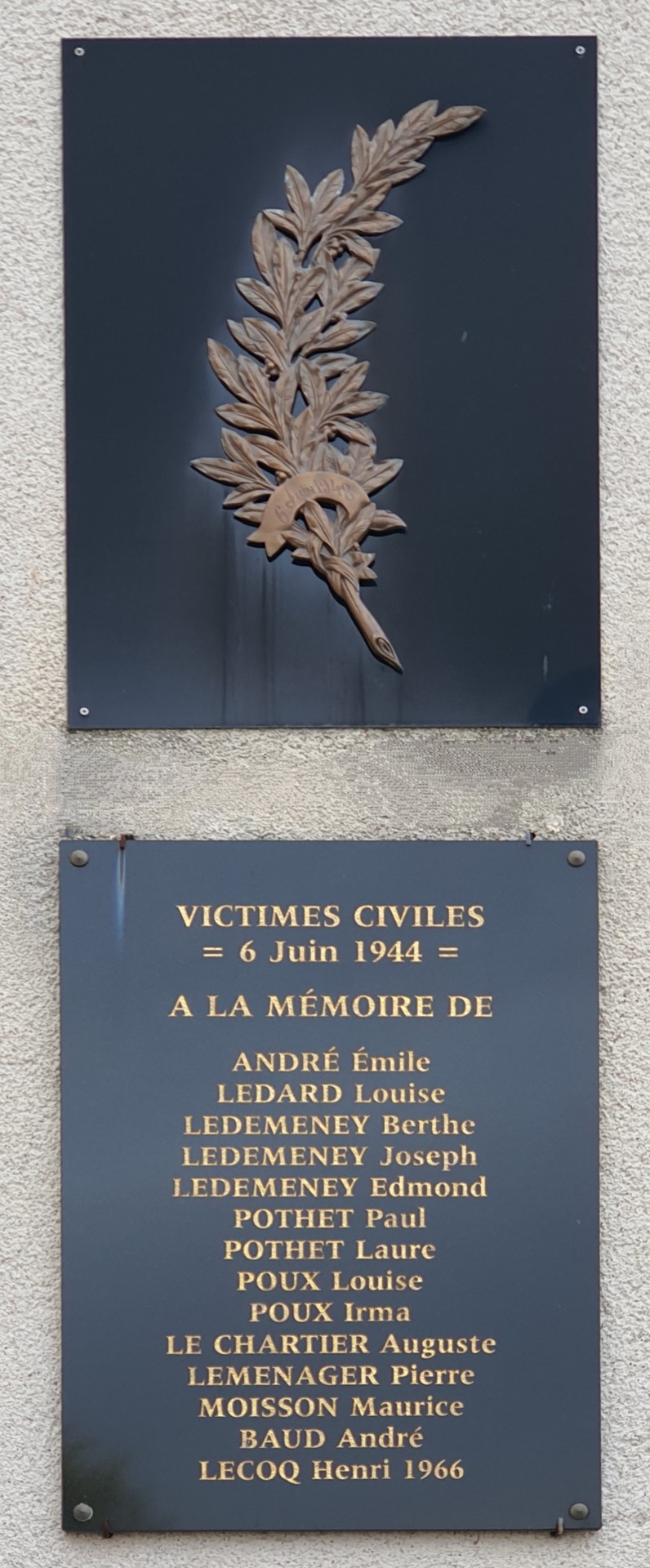 Plaque à la mémoire des 14 civils morts de Ver sur Mer qui ont perdu la vie lors du débarquement en Normandie, située sur la place Admiral Byrd à côté du musée America & Gold Beach